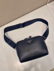 Prada 胸包 尺寸：19.5*13.5*6cm