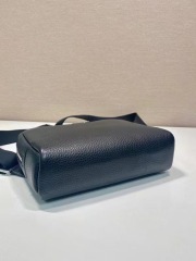 Prada 胸包 尺寸：19.5*13.5*6cm