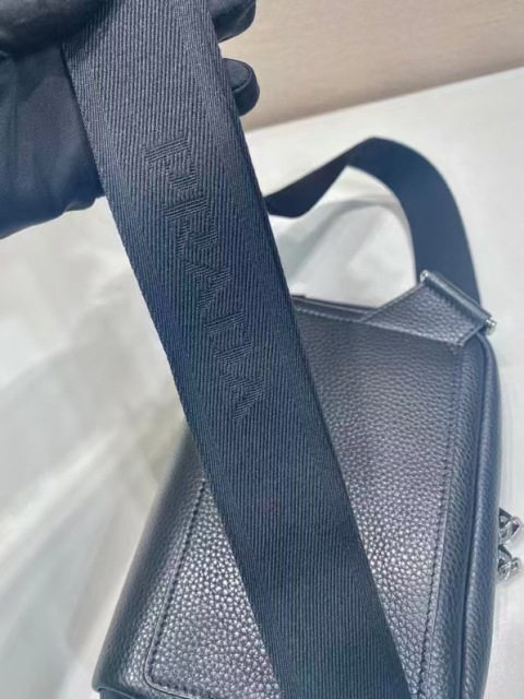 Prada 胸包 尺寸：19.5*13.5*6cm