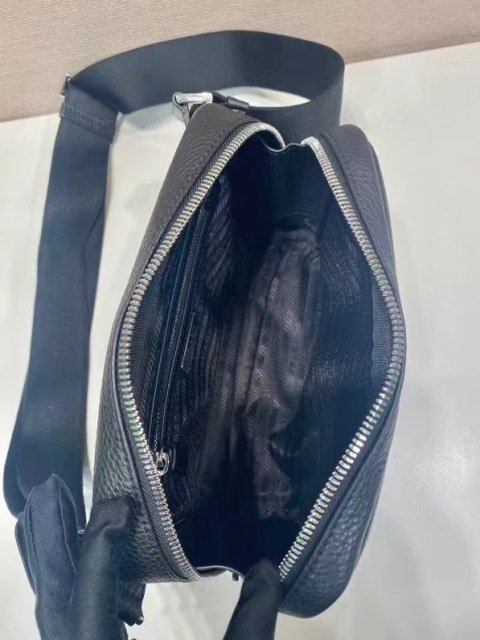 Prada 胸包 尺寸：19.5*13.5*6cm