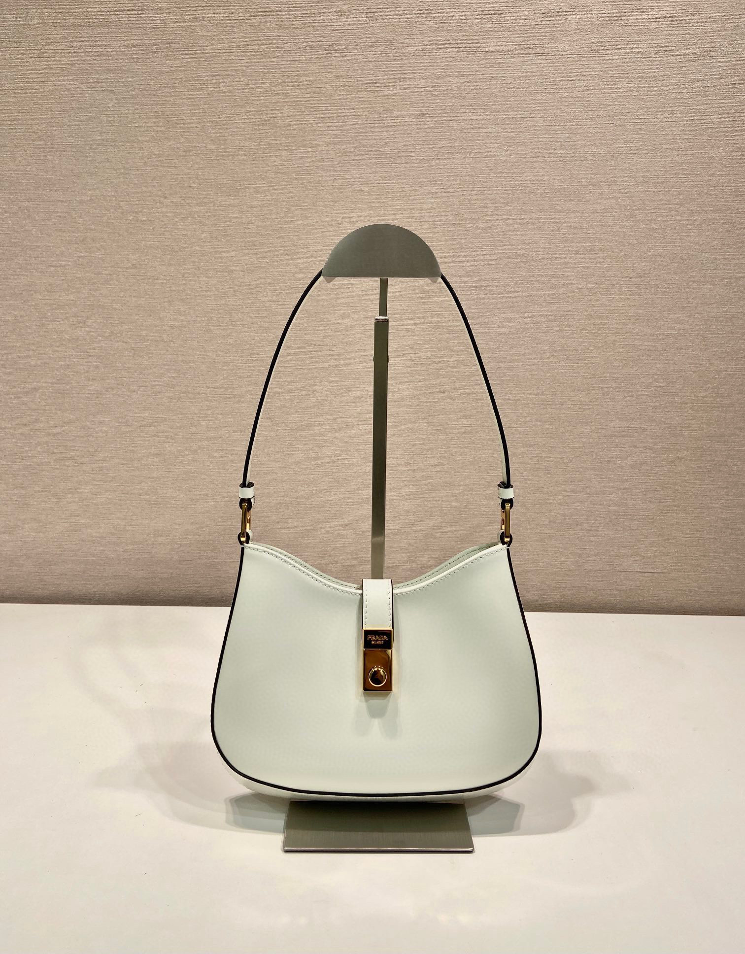 Beg Ketiak Prada Saiz：22*18.5*4.5cm