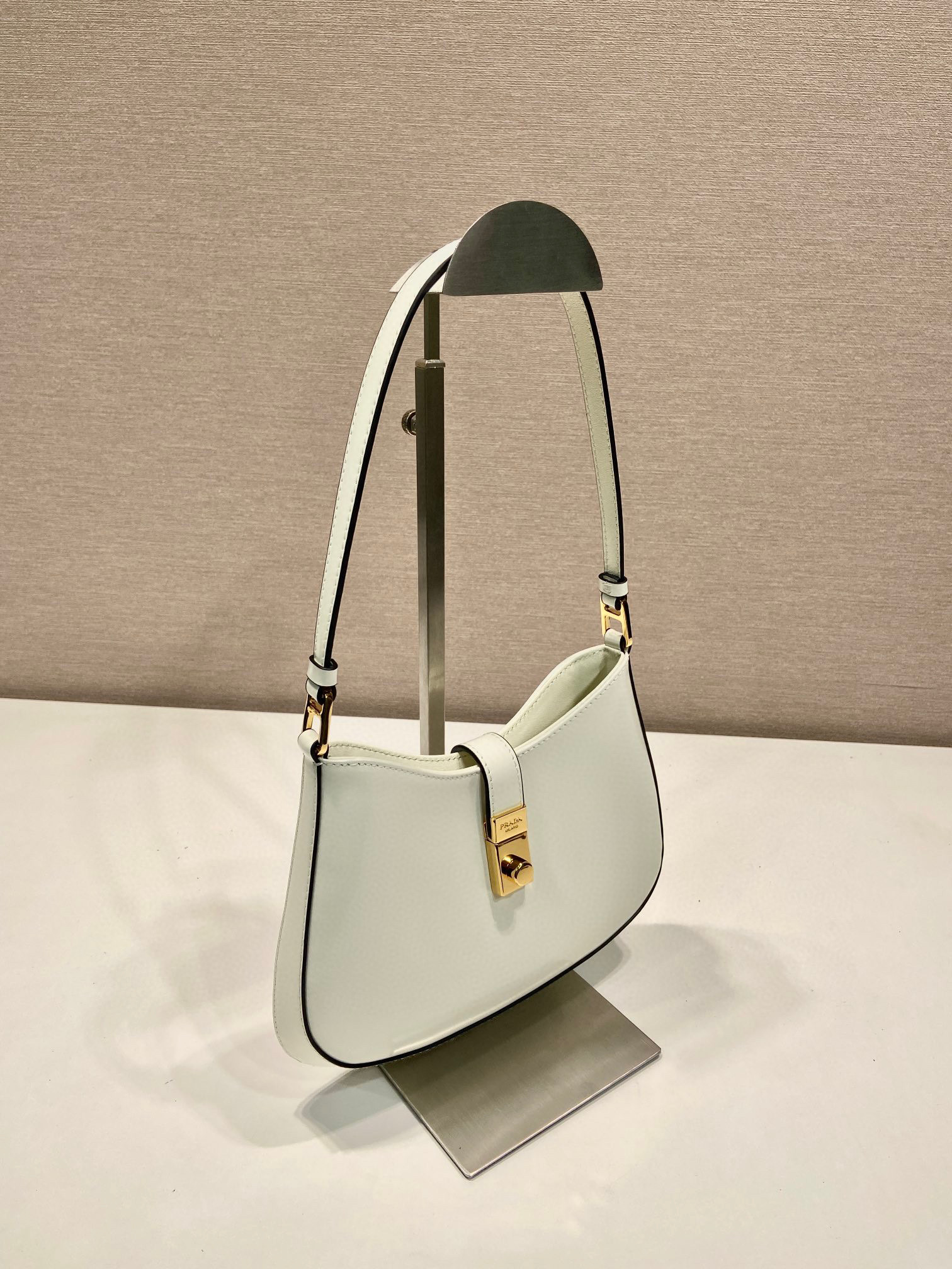 Beg Ketiak Prada Saiz：22*18.5*4.5cm