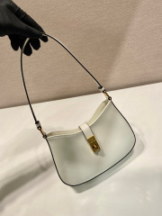 Beg Ketiak Prada Saiz：22*18.5*4.5cm
