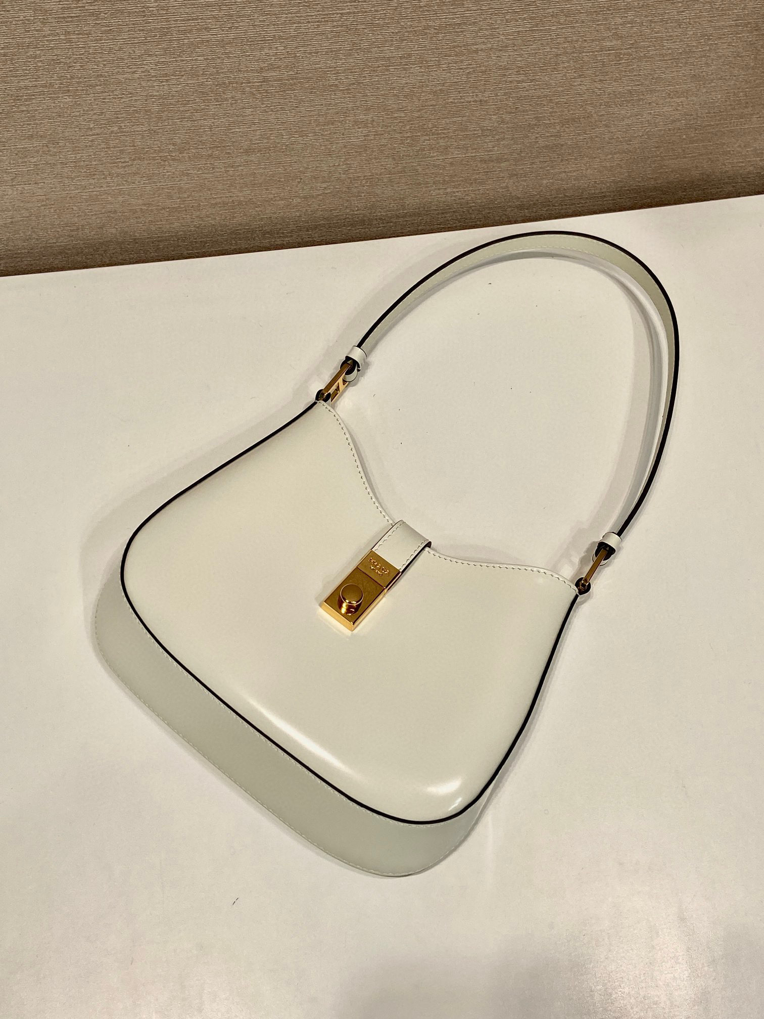 Beg Ketiak Prada Saiz：22*18.5*4.5cm