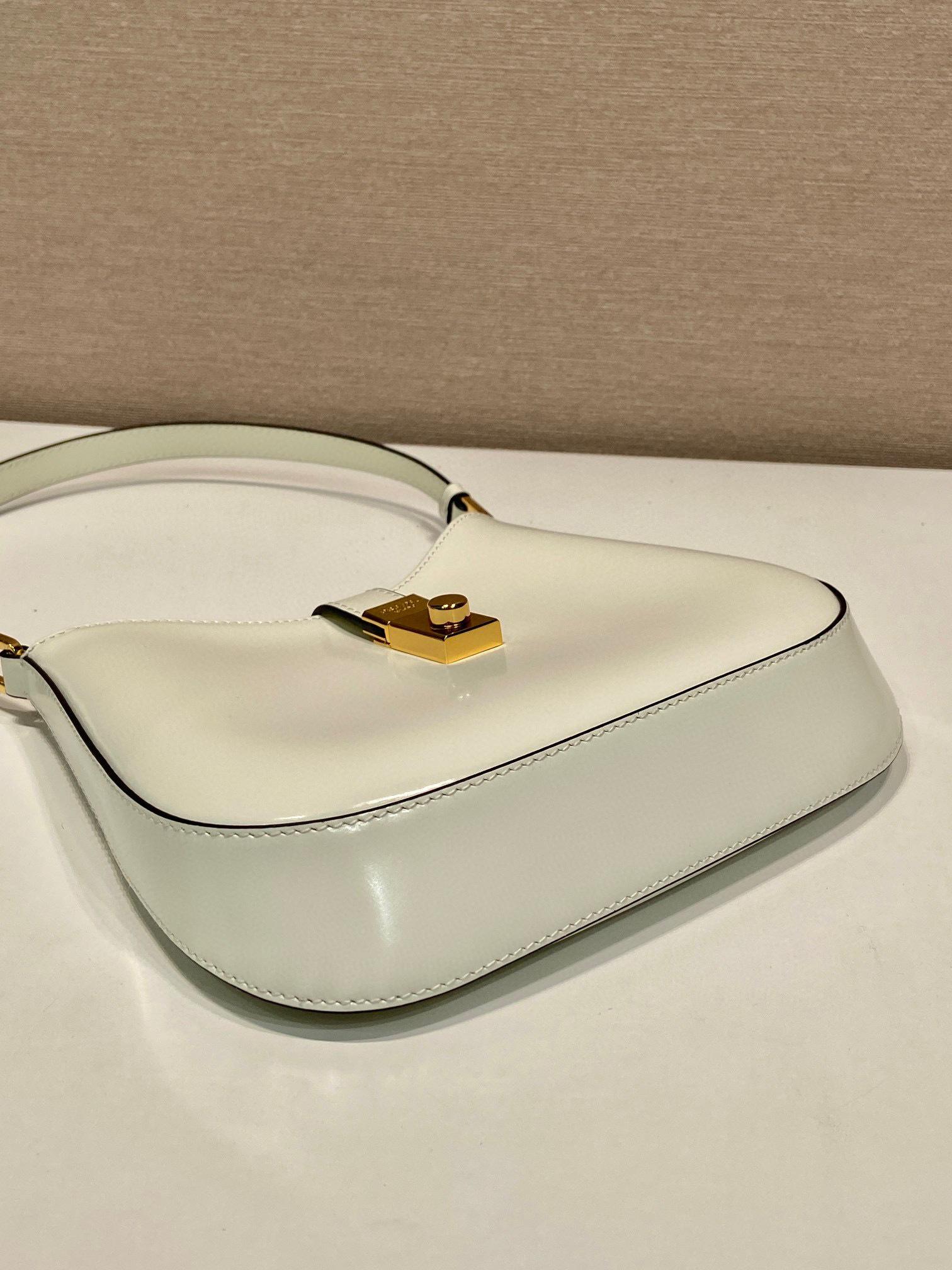 Beg Ketiak Prada Saiz：22*18.5*4.5cm