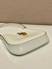 Beg Ketiak Prada Saiz：22*18.5*4.5cm