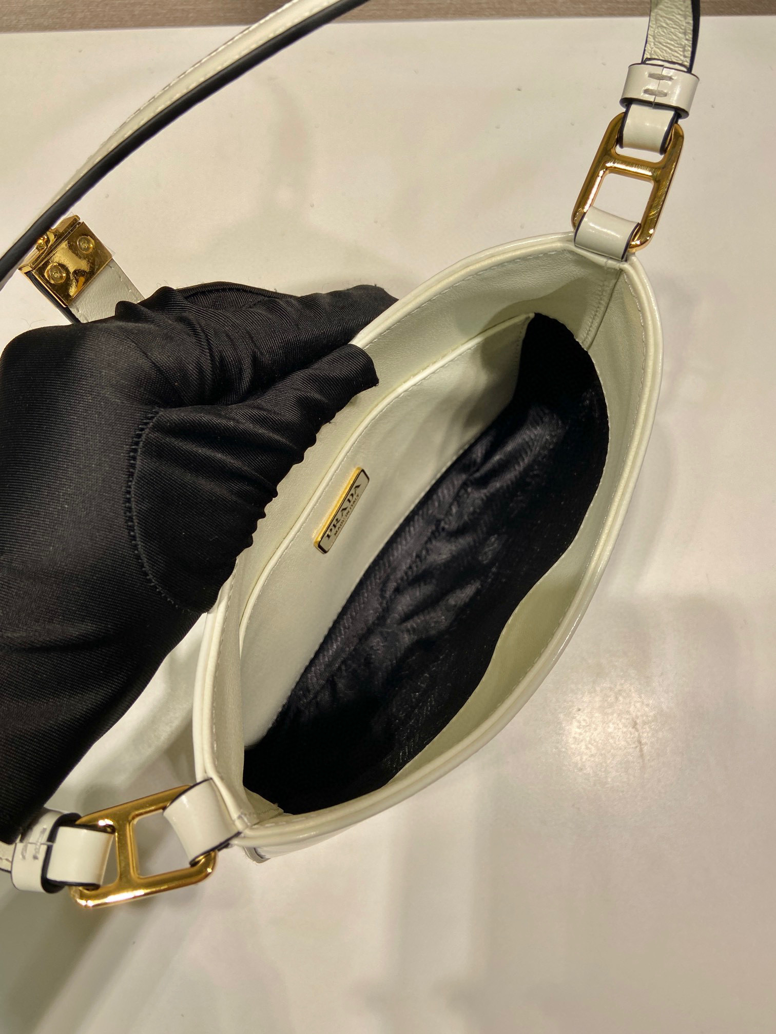 Beg Ketiak Prada Saiz：22*18.5*4.5cm