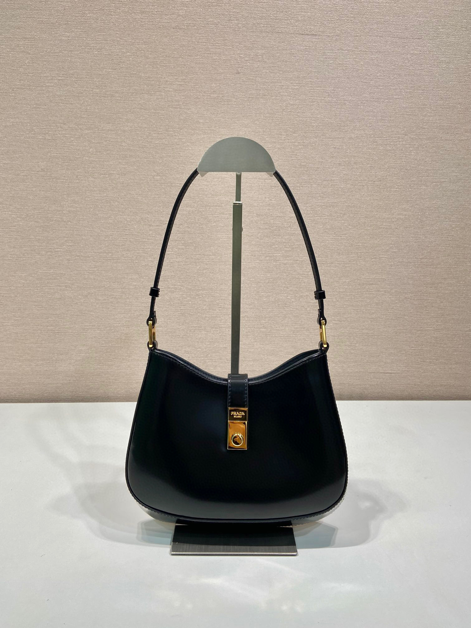 Borsa Prada da ascella Dimensioni: 22*18,5*4,5 cm
