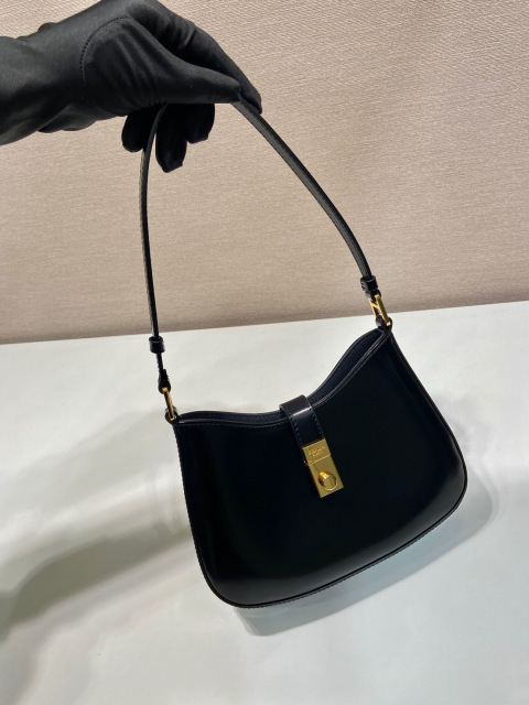 Borsa Prada da ascella Dimensioni: 22*18,5*4,5 cm