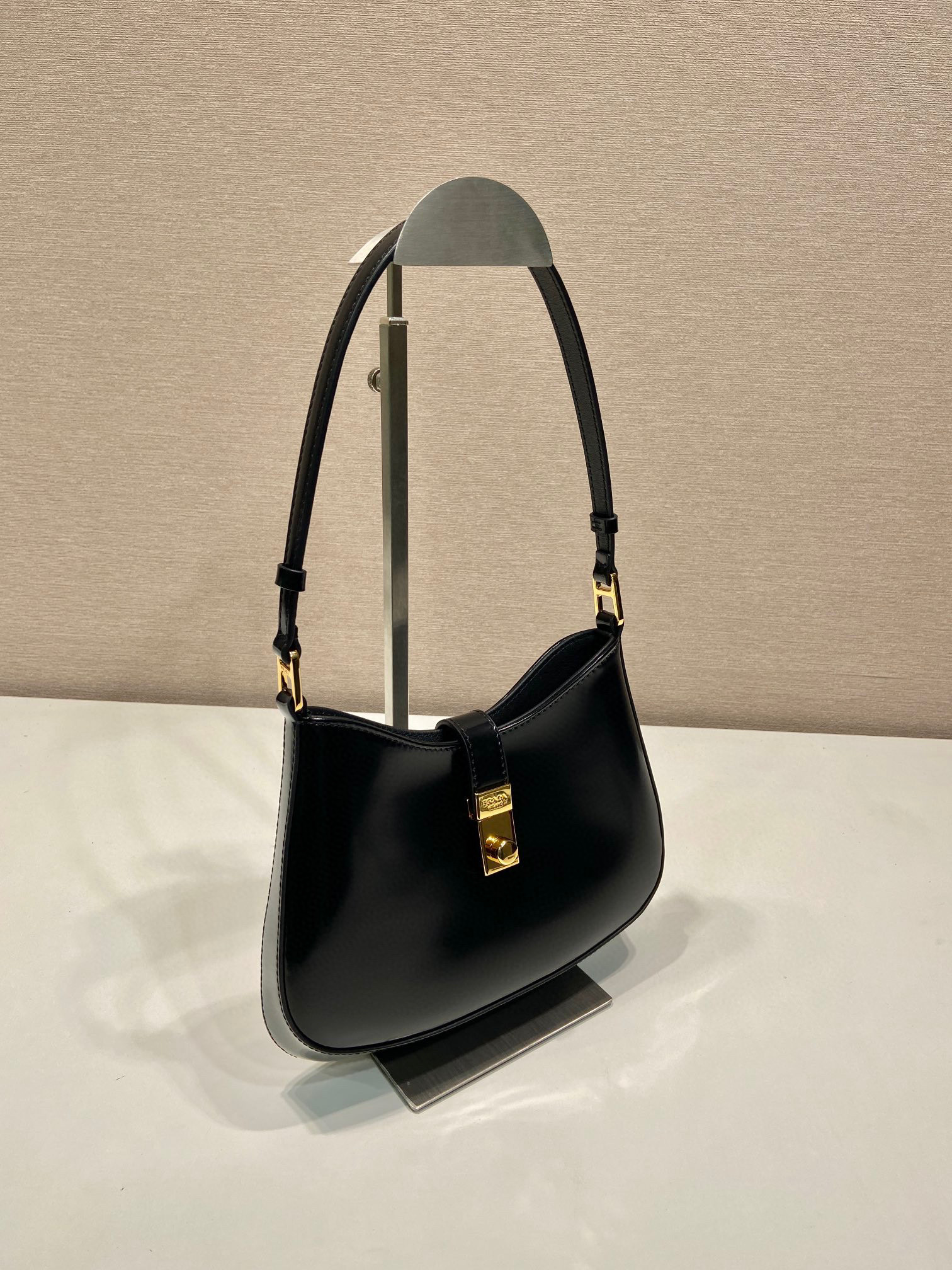 Borsa Prada da ascella Dimensioni: 22*18,5*4,5 cm