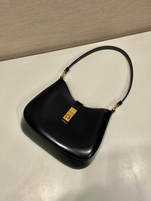 Borsa Prada da ascella Dimensioni: 22*18,5*4,5 cm
