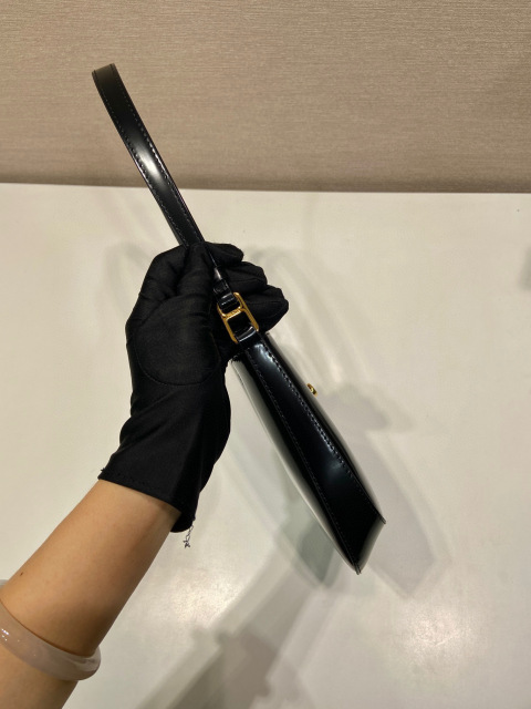 Borsa Prada da ascella Dimensioni: 22*18,5*4,5 cm