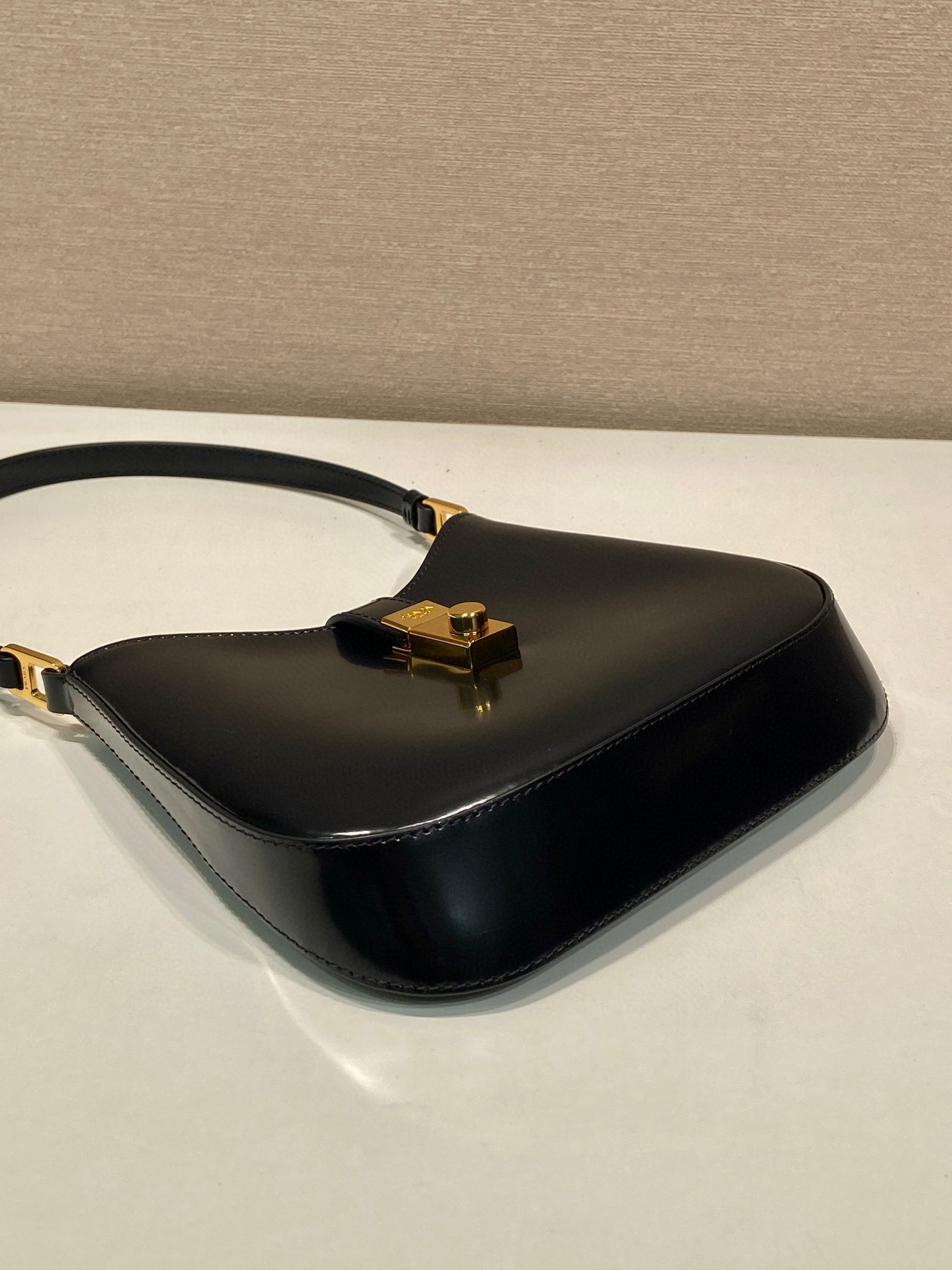 Borsa Prada da ascella Dimensioni: 22*18,5*4,5 cm