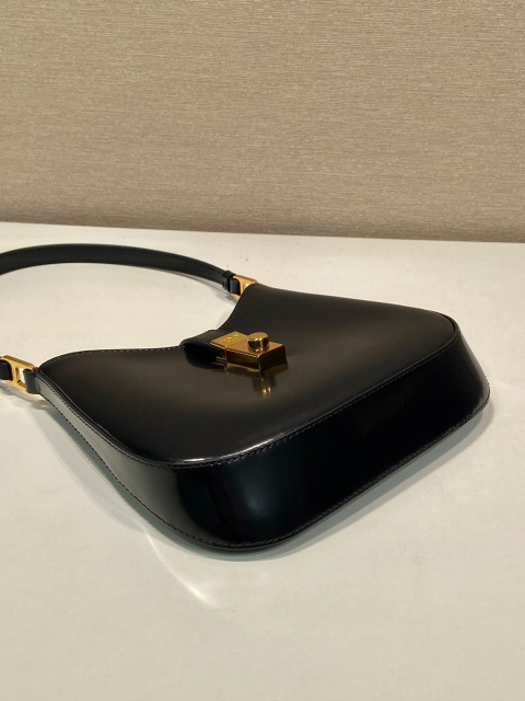 Borsa Prada da ascella Dimensioni: 22*18,5*4,5 cm