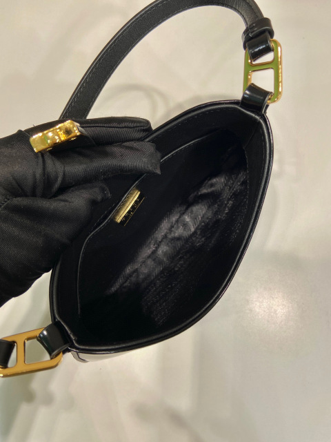 Borsa Prada da ascella Dimensioni: 22*18,5*4,5 cm