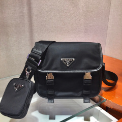 Prada 邮差包 尺寸：22**16*5cm