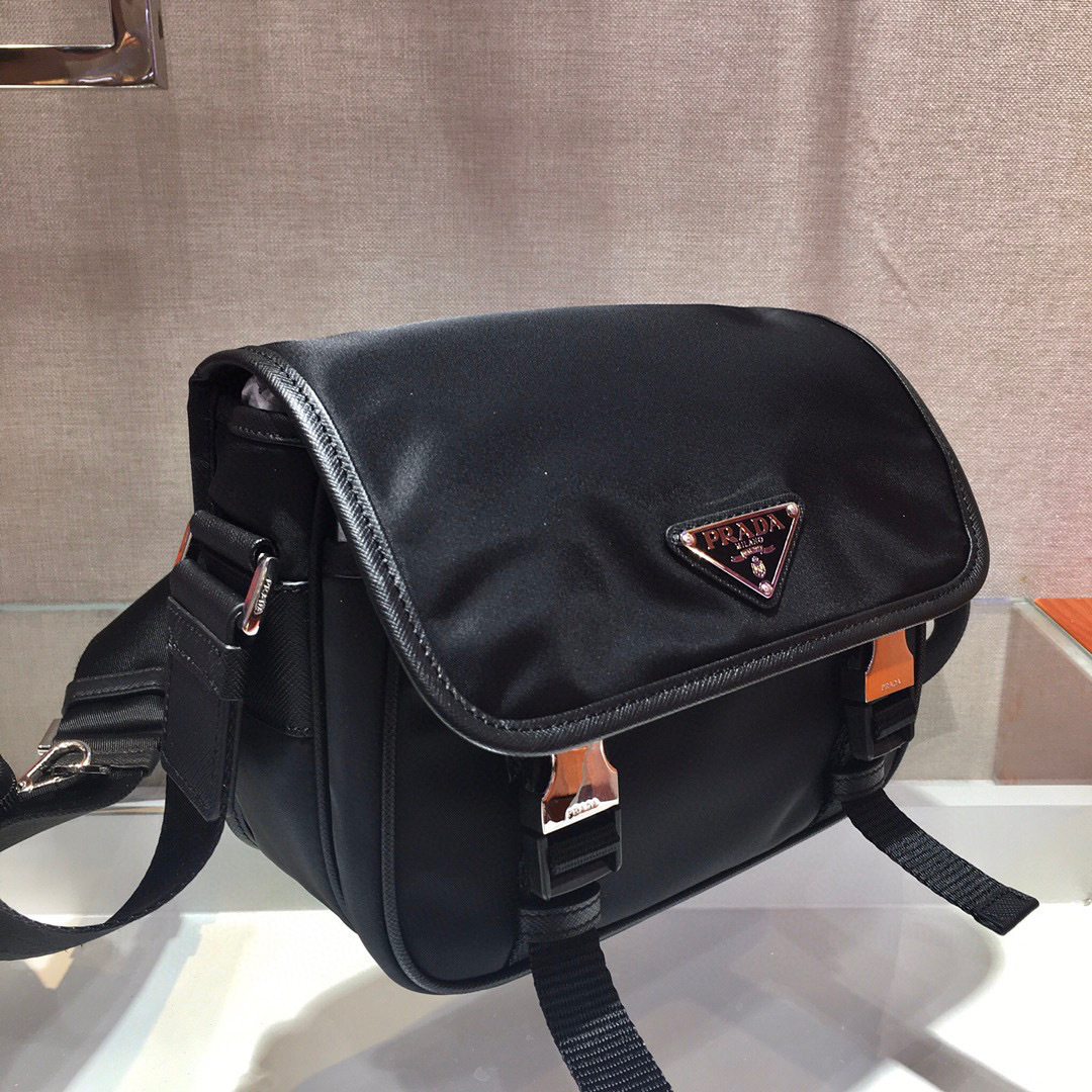 Prada 邮差包 尺寸：22**16*5cm