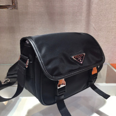 Prada 邮差包 尺寸：22**16*5cm