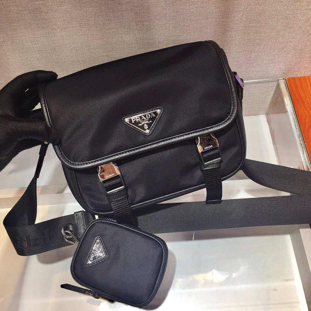 Prada 邮差包 尺寸：22**16*5cm