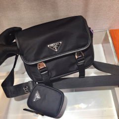Prada 邮差包 尺寸：22**16*5cm