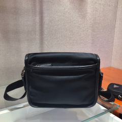 Prada 邮差包 尺寸：22**16*5cm