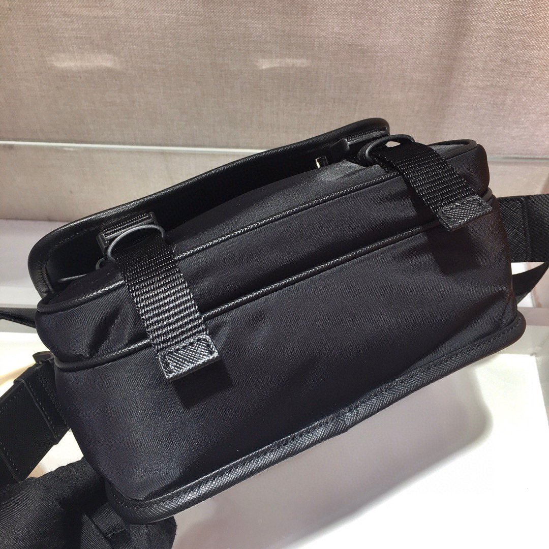 Prada 邮差包 尺寸：22**16*5cm