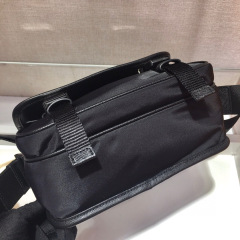 Prada 邮差包 尺寸：22**16*5cm