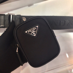 Prada 邮差包 尺寸：22**16*5cm