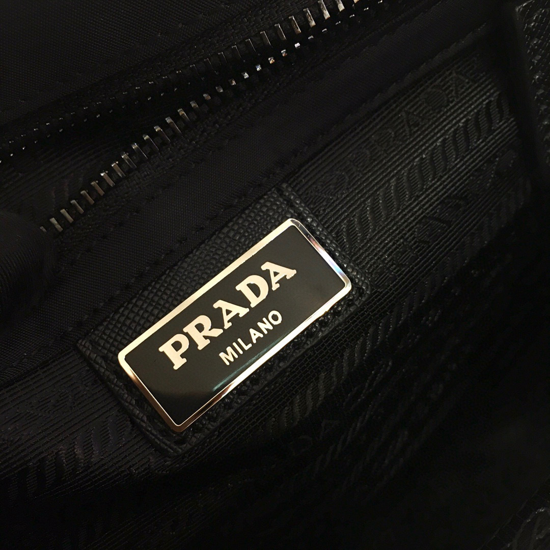 Prada 邮差包 尺寸：22**16*5cm