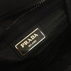 Prada 邮差包 尺寸：22**16*5cm