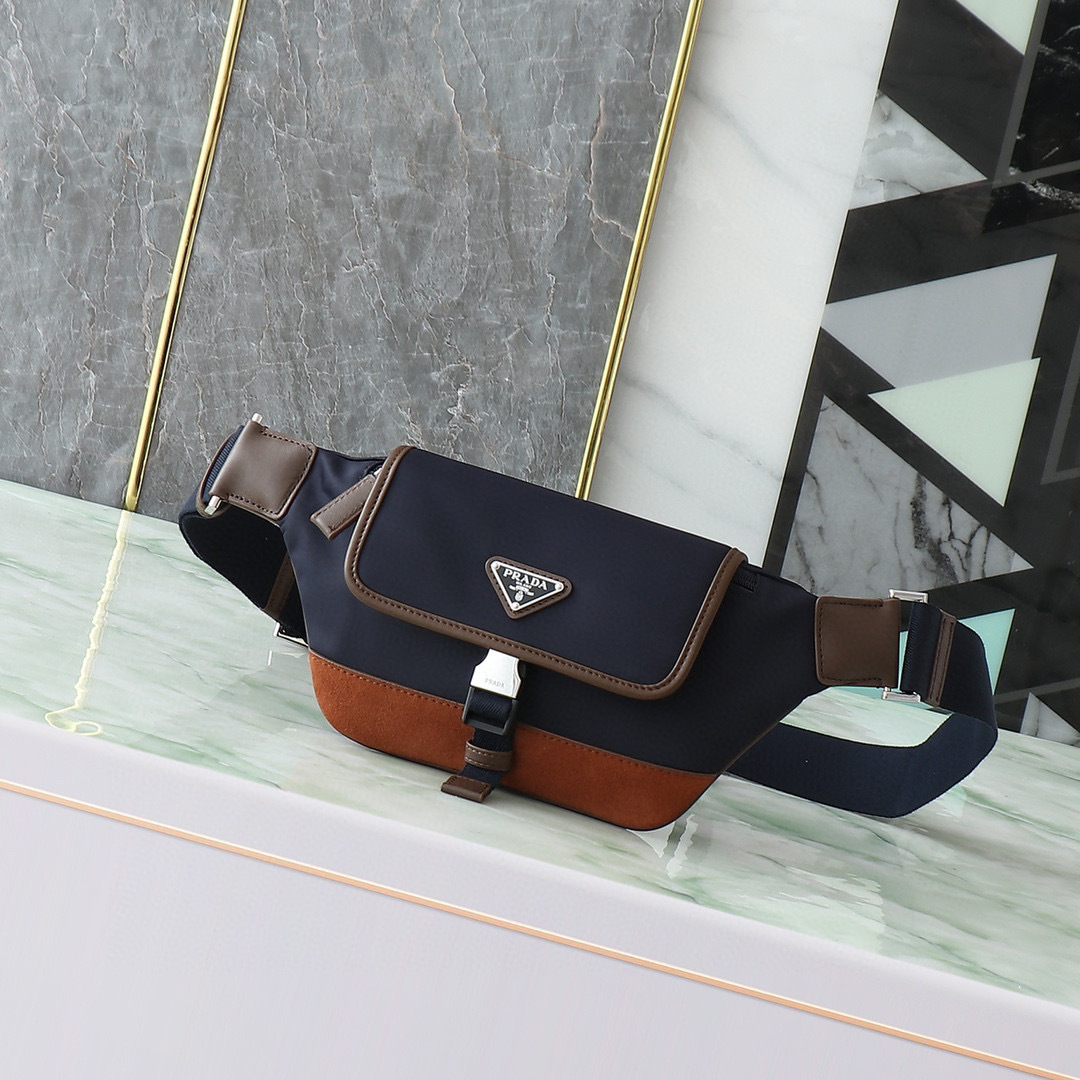 Prada 胸包 尺寸：18*15*5cm