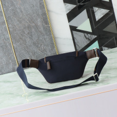 Prada 胸包 尺寸：18*15*5cm