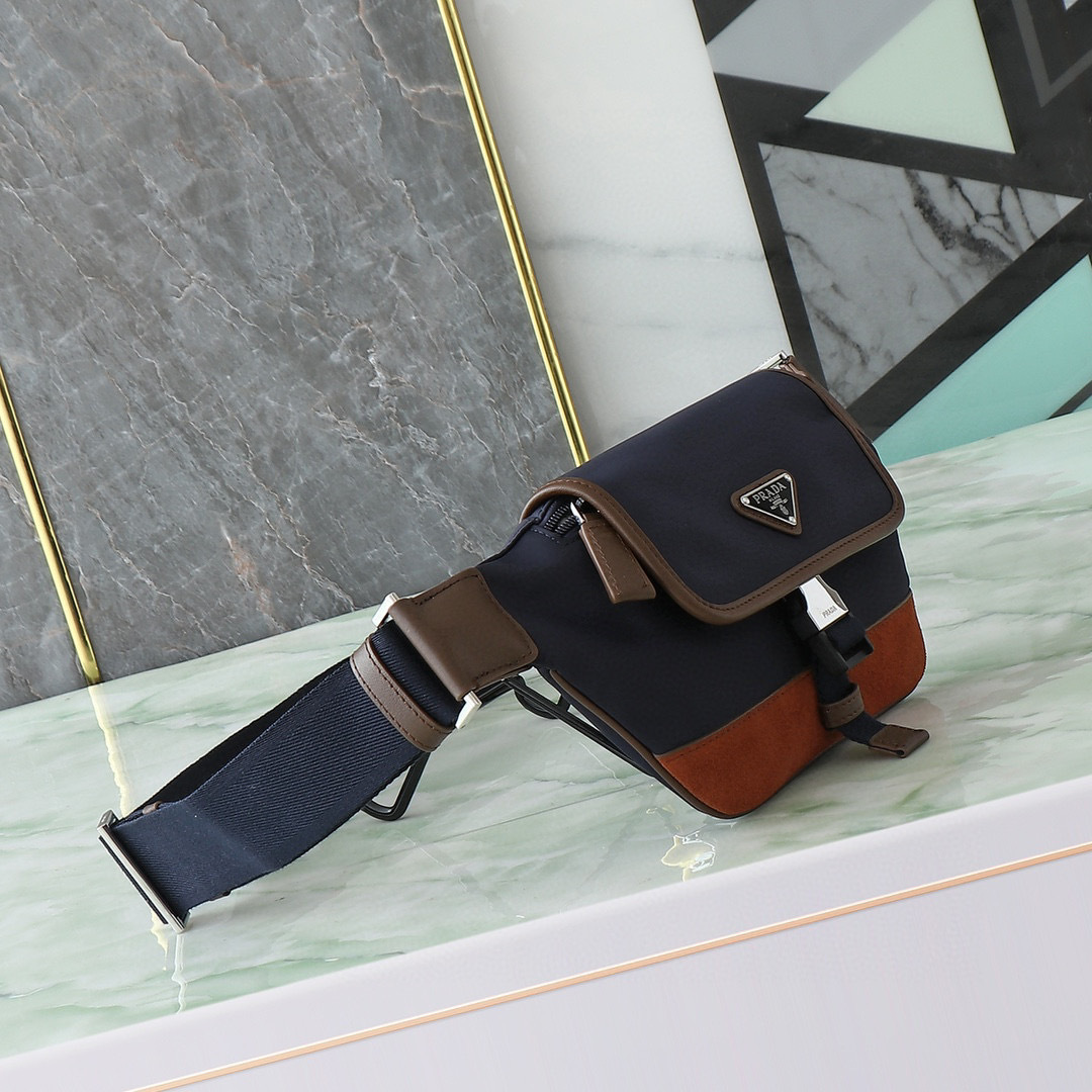 Prada 胸包 尺寸：18*15*5cm