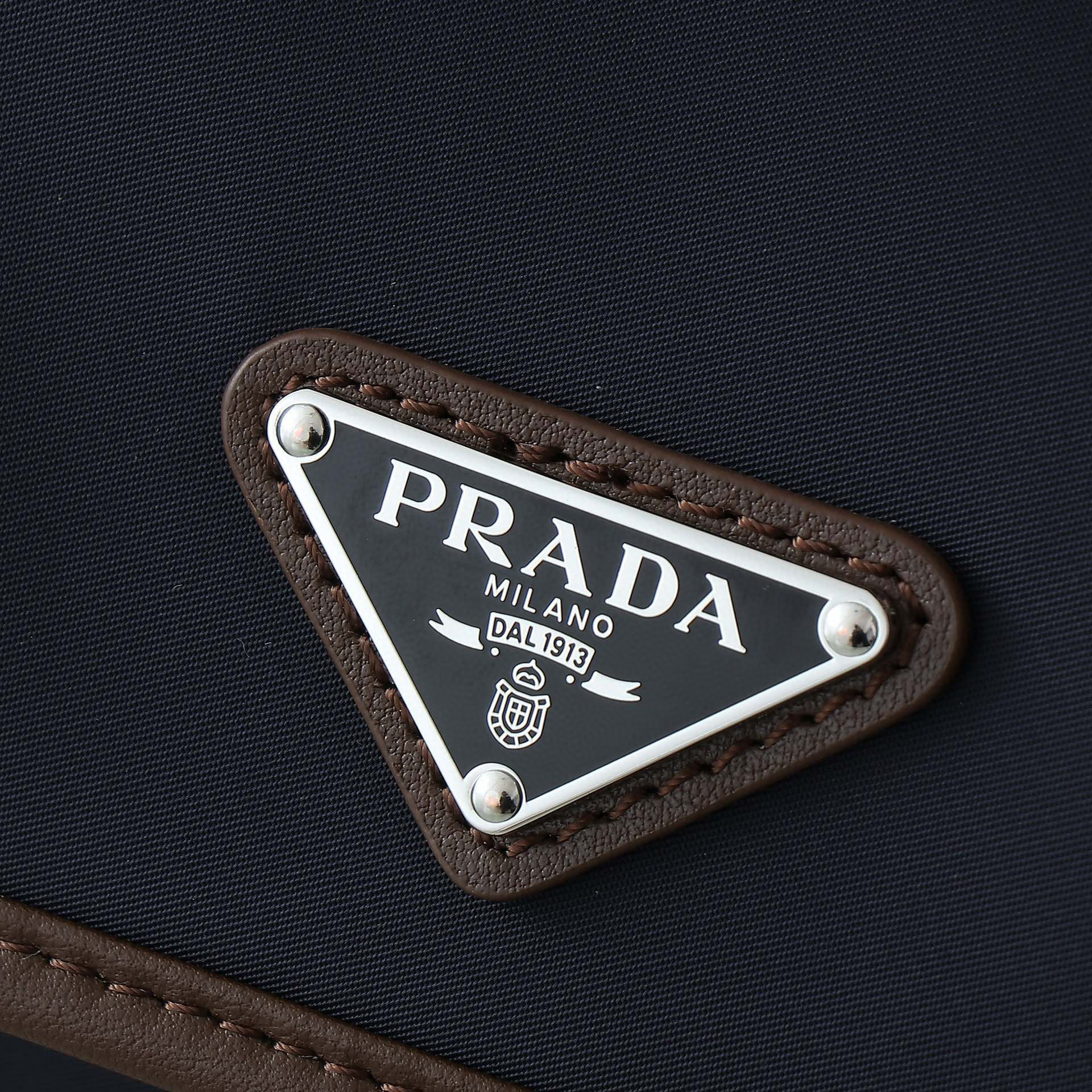 Prada 胸包 尺寸：18*15*5cm