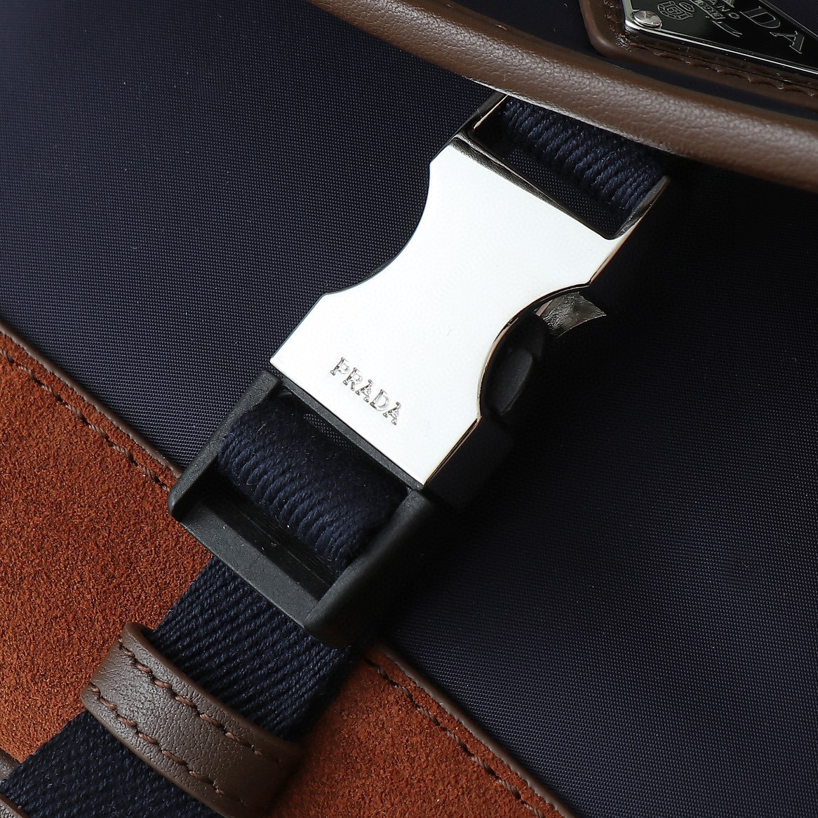 Prada 胸包 尺寸：18*15*5cm