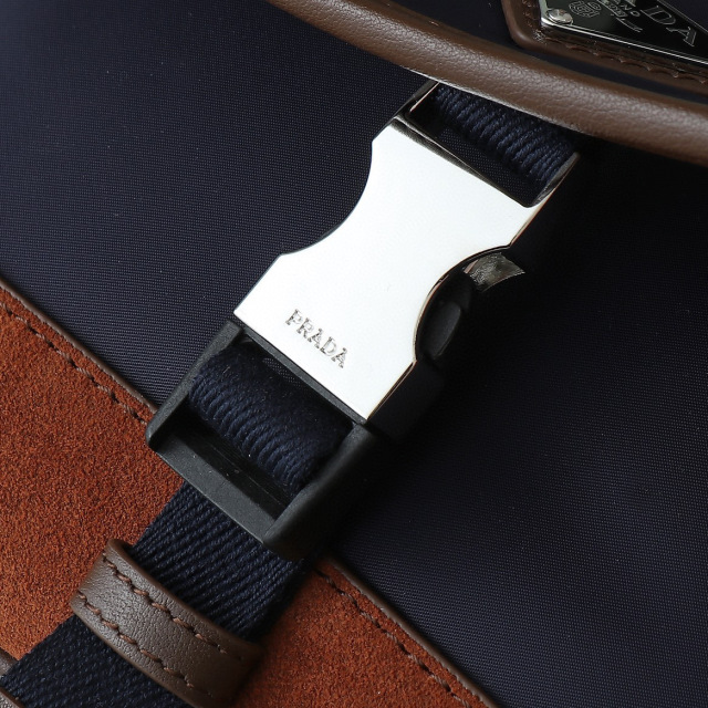 Prada 胸包 尺寸：18*15*5cm