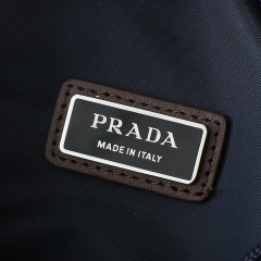 Prada 胸包 尺寸：18*15*5cm