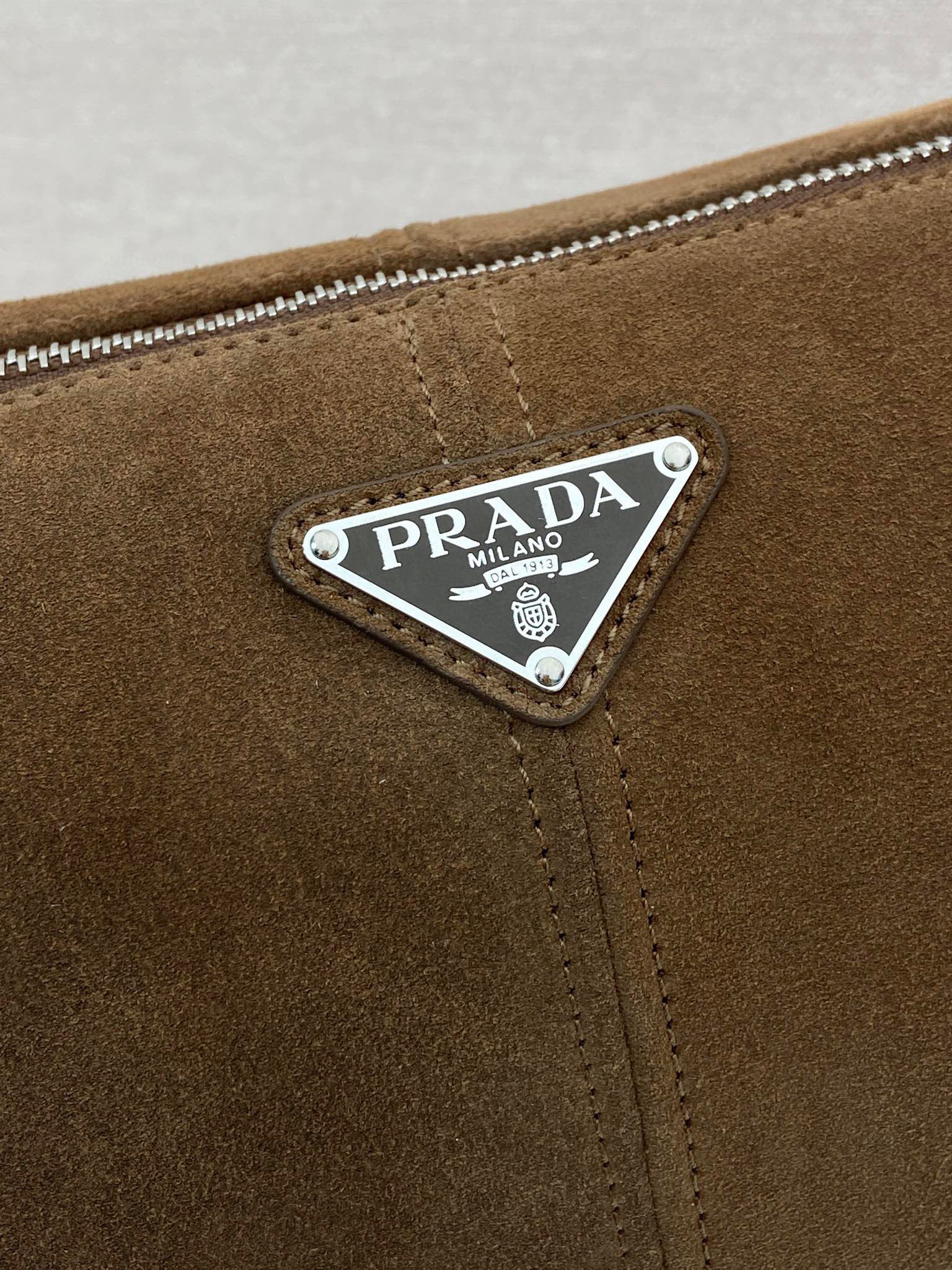 Prada 邮差包 尺寸：30*20*11cm