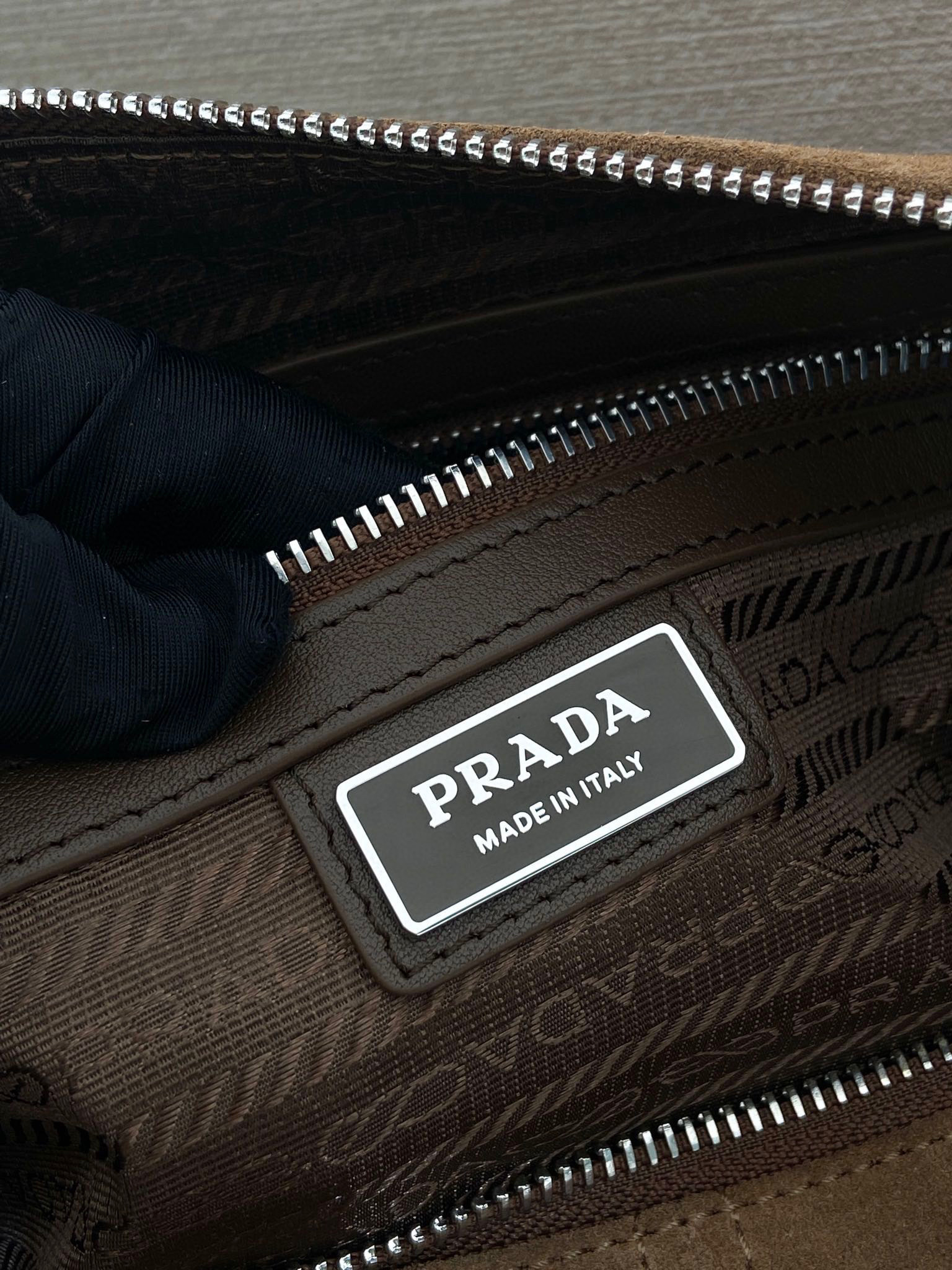 Prada 邮差包 尺寸：30*20*11cm