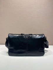 Prada messenger/courier bag Saiz：30*20*11cm