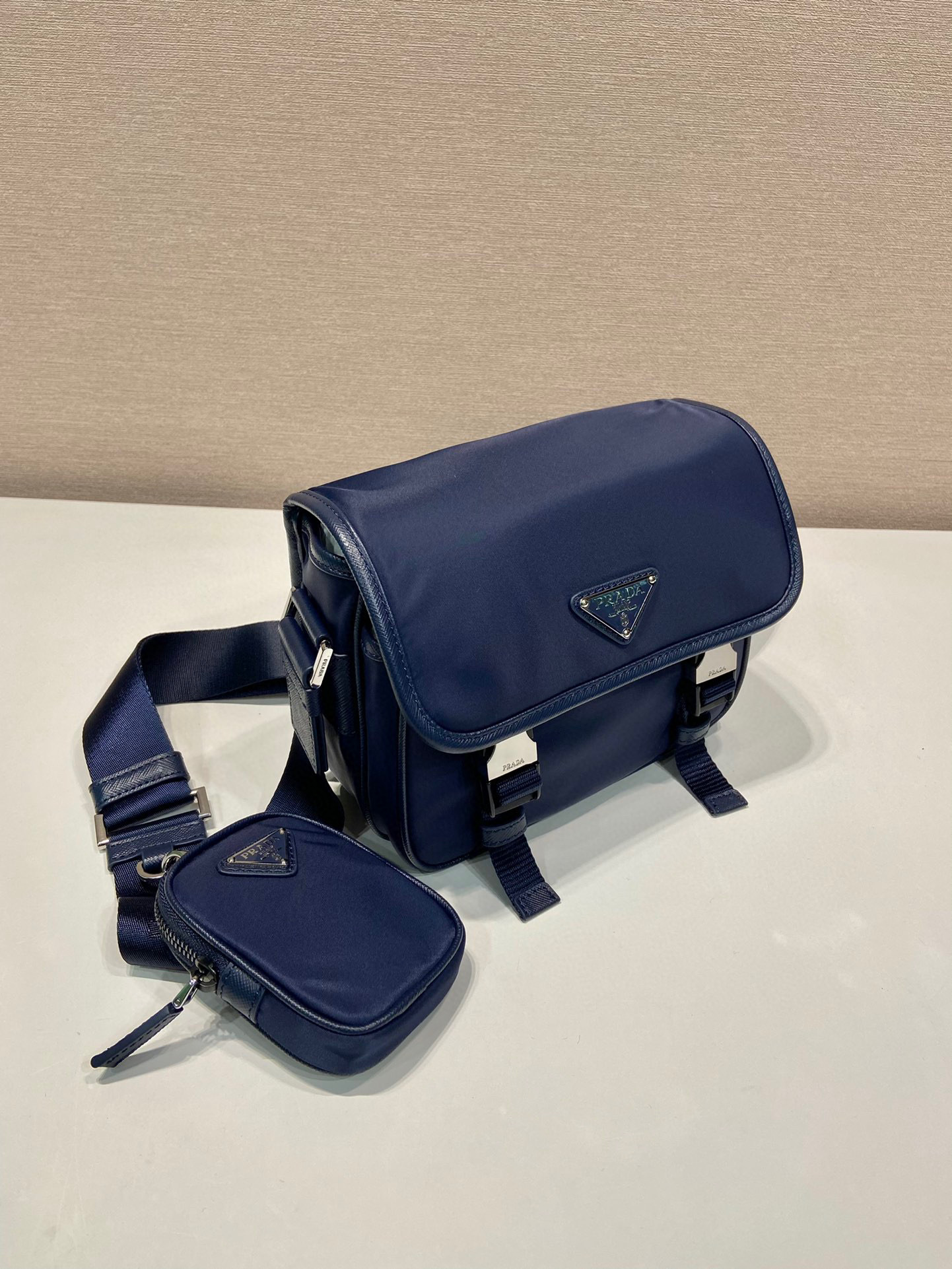 Beg messenger/courier Prada Saiz：22*16*8.5cm