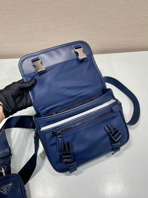 Beg messenger/courier Prada Saiz：22*16*8.5cm