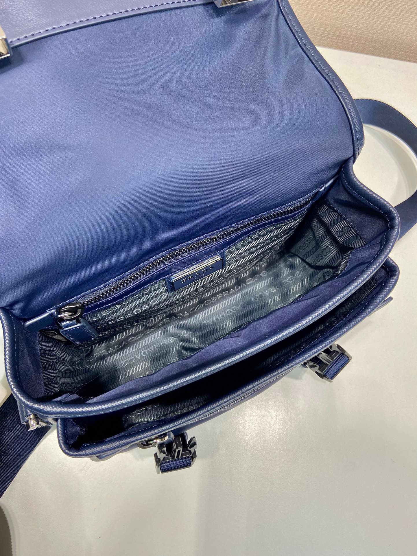 Beg messenger/courier Prada Saiz：22*16*8.5cm