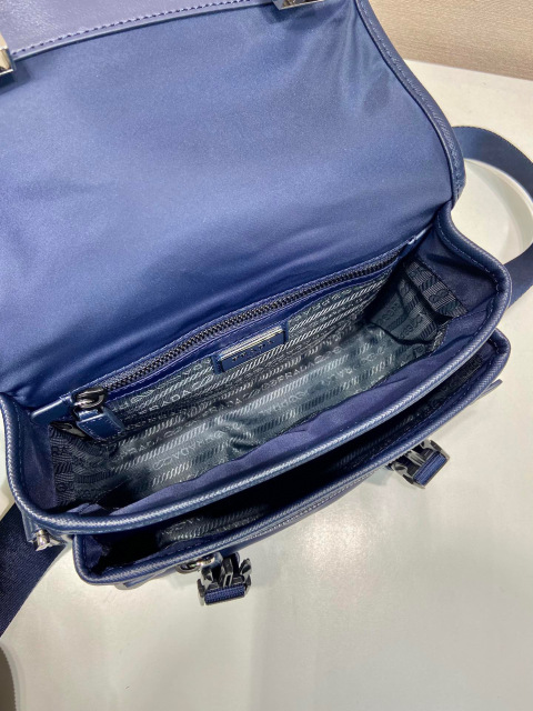 Beg messenger/courier Prada Saiz：22*16*8.5cm