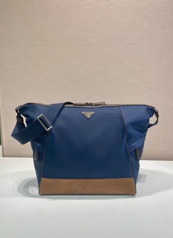 Prada messenger/courier bag Saiz：34*34*17cm