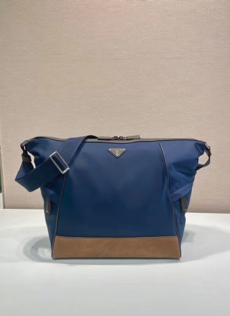 Prada messenger/courier bag Saiz：34*34*17cm