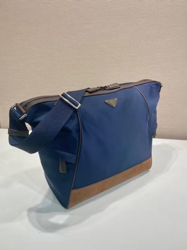 Prada messenger/courier bag Saiz：34*34*17cm