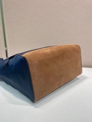 Prada messenger/courier bag Saiz：34*34*17cm