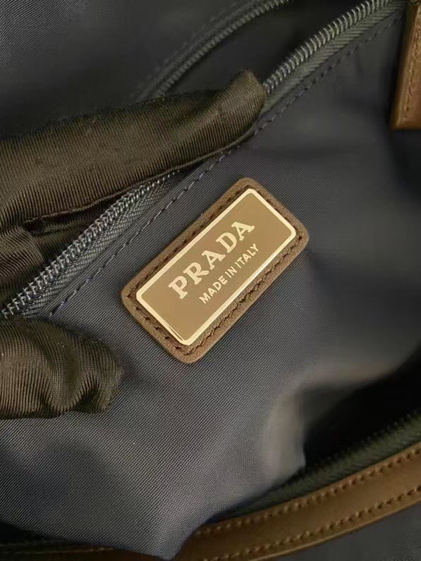 Prada messenger/courier bag Saiz：34*34*17cm
