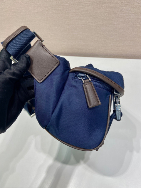 Prada Messenger/Kuriertasche Größe: 20 x 19 x 10 cm